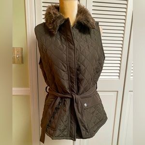 Kenar Size L Army Green Quilted Vest w/ Faux Fur Collar, Belt, Fitted, Zip/Snap!